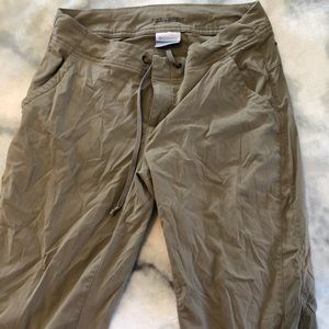 Omni- shield Columbia Khaki Capris size 6 18L